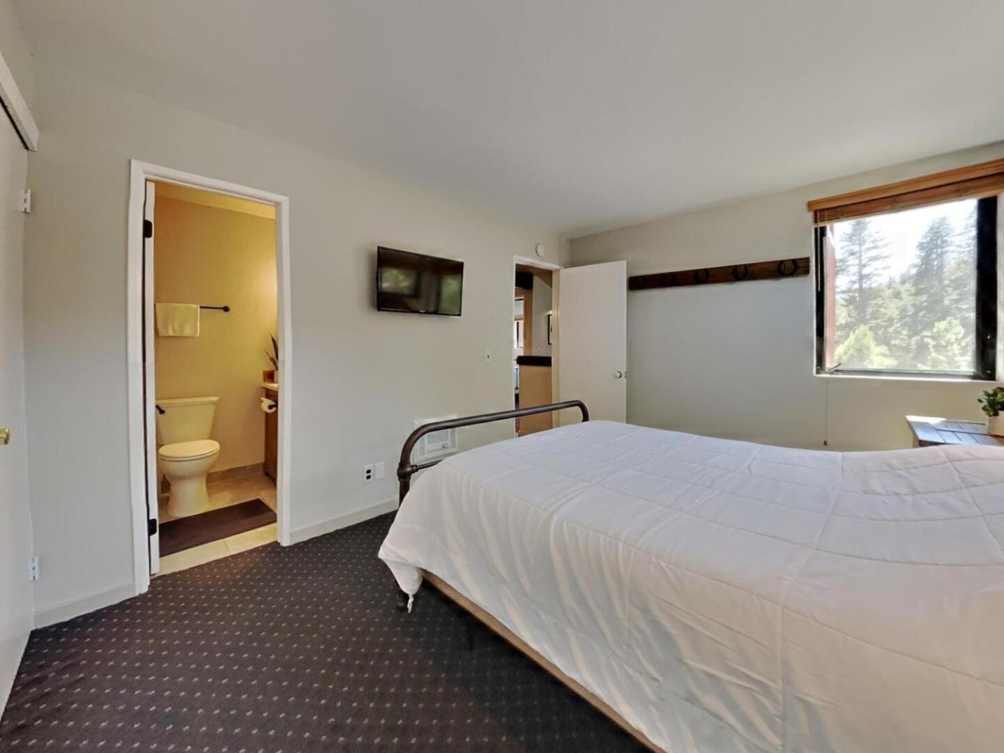 Upgraded 4 Bedrooms At 1849 - Slopeside To Skiing & Mountain Biking
