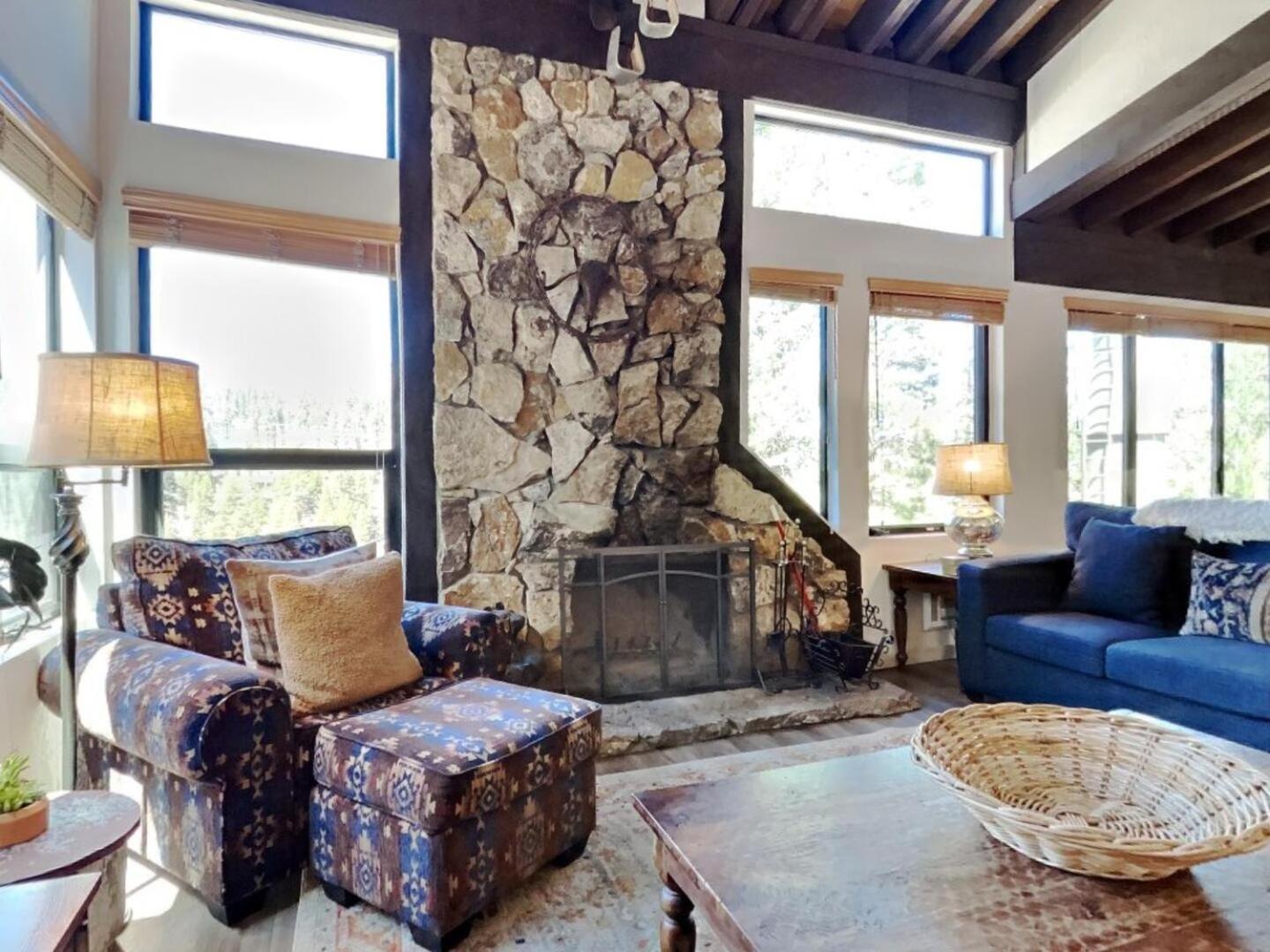 Upgraded 4 Bedrooms At 1849 - Slopeside To Skiing & Mountain Biking *